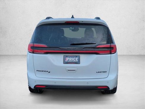 Used 2025 Chrysler Pacifica Limited image 7