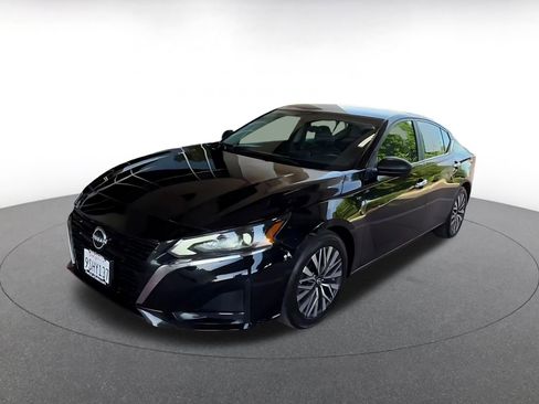 Used 2025 Nissan Altima 2.5 SV FWD image 4