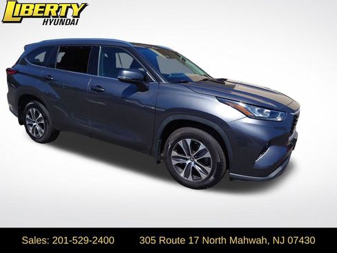 Used 2020 Toyota Highlander XLE AWD/4WD image 1