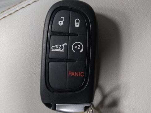 Used 2019 Jeep Cherokee Limited w/ Technology Group FWD image 32