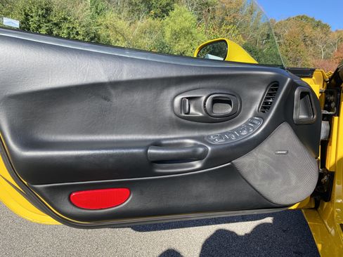 Used 2002 Chevrolet Corvette Coupe w/ Preferred Equipment Group2 image 13