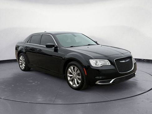 Used 2017 Chrysler 300 Limited image 8