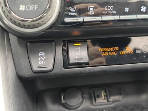 Used 2019 Toyota RAV4 XLE Premium image 27