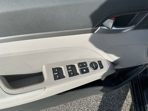 Used 2020 Hyundai Elantra SEL image 12