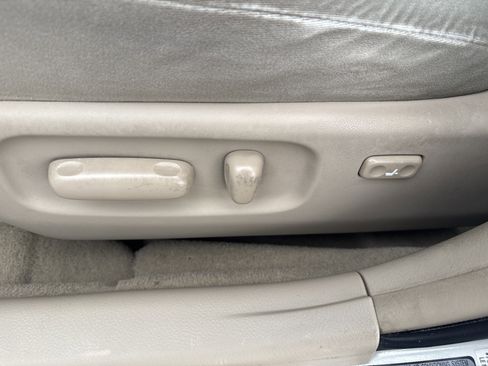 Used 2010 Toyota Avalon XLS image 16