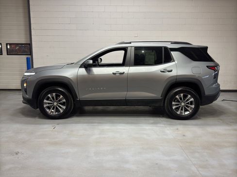 Used 2025 Chevrolet Equinox LT w/ Convenience Package II image 2