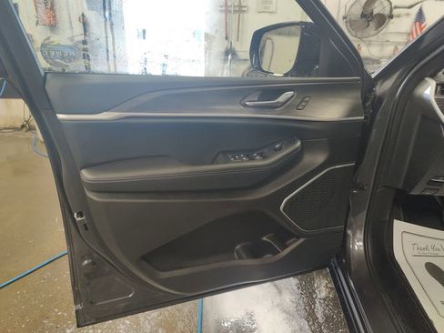 New 2025 Jeep Grand Cherokee L Limited w/ Black Appearance Package image 18