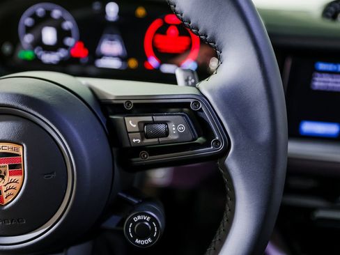 Certified 2025 Porsche Cayenne Coupe image 16