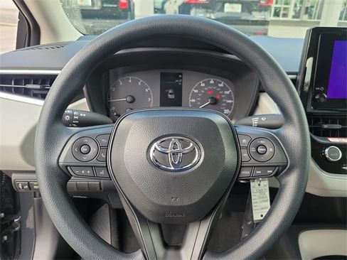 Used 2025 Toyota Corolla LE image 9