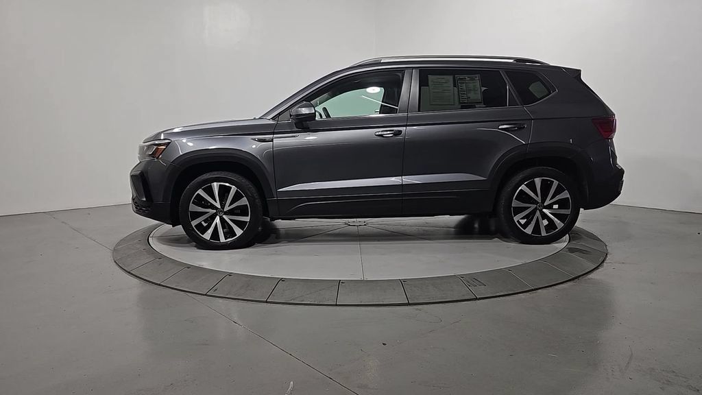 Used 2024 Volkswagen Taos SE FWD image 2