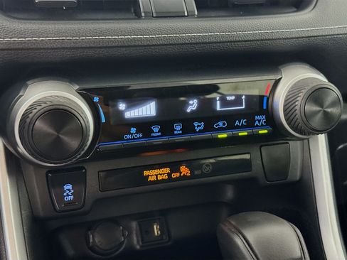 Used 2019 Toyota RAV4 LE FWD image 17