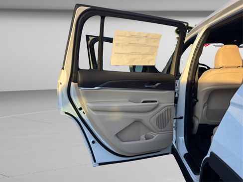 New 2025 Jeep Grand Cherokee L Limited image 24