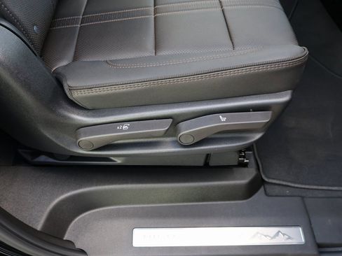 New 2025 Chevrolet Suburban High Country image 41