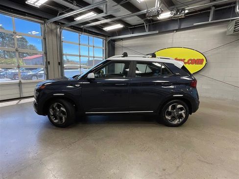 Used 2021 Hyundai Venue FWD image 2