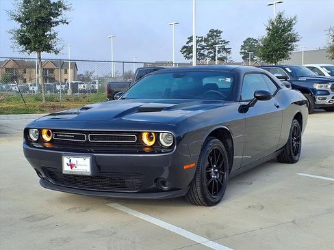 Used 2019 Dodge Challenger SXT image 3