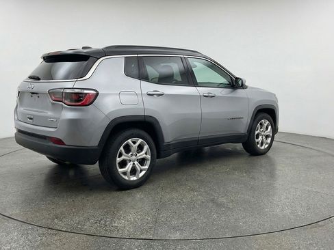 Used 2025 Jeep Compass Latitude AWD/4WD image 9