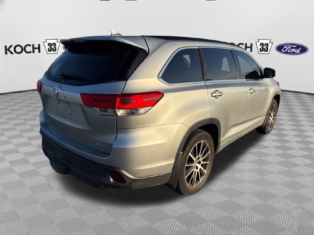 Used 2017 Toyota Highlander SE AWD/4WD image 8