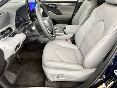 Used 2026 Toyota Highlander Platinum image 21
