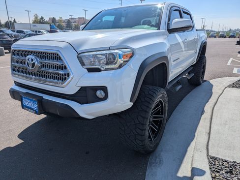 Used 2017 Toyota Tacoma TRD Off-Road AWD/4WD image 7