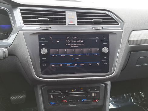 Used 2024 Volkswagen Tiguan SE image 21