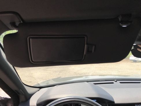 Used 2018 Land Rover Range Rover Velar R-Dynamic SE image 35