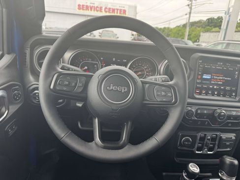 Used 2023 Jeep Gladiator Sport AWD/4WD image 12