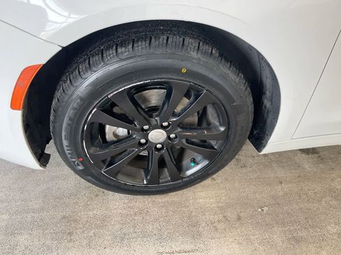 Used 2016 Chrysler 200 Limited w/ Convenience Group image 10