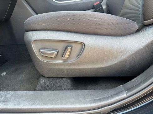 Used 2025 Toyota Highlander LE FWD image 22