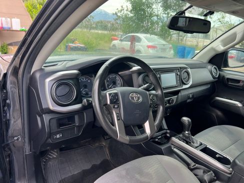 Used 2017 Toyota Tacoma SR5 w/ Tow Package AWD/4WD image 18