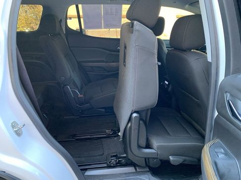 Used 2023 GMC Acadia SLE image 30