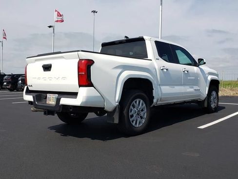 Used 2025 Toyota Tacoma SR5 AWD/4WD image 5