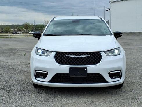 Used 2024 Chrysler Pacifica Touring-L image 2