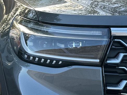 Used 2025 Ford Explorer Platinum w/ Ultimate Package AWD/4WD image 9