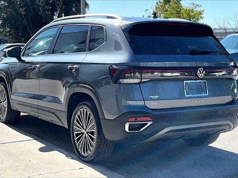 Certified 2025 Volkswagen Taos SE image 7