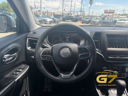 Used 2019 Jeep Cherokee Latitude w/ Popular Appearance Group FWD image 17