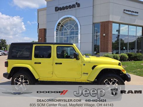 Used 2024 Jeep Wrangler Unlimited w/ Convenience Group AWD/4WD image 1