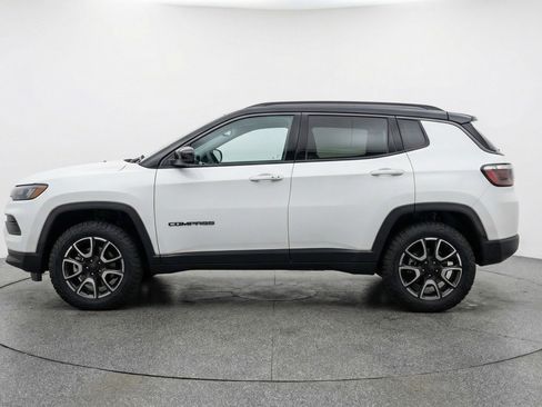 Used 2025 Jeep Compass Trailhawk image 5