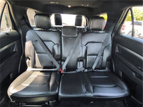 Used 2018 Ford Explorer XLT w/ Equipment Group 202A FWD image 8