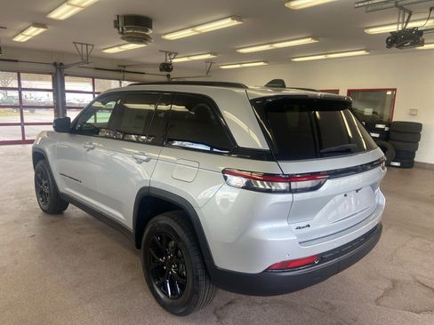 New 2025 Jeep Grand Cherokee Altitude image 10