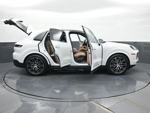 Certified 2025 Porsche Cayenne AWD/4WD image 32