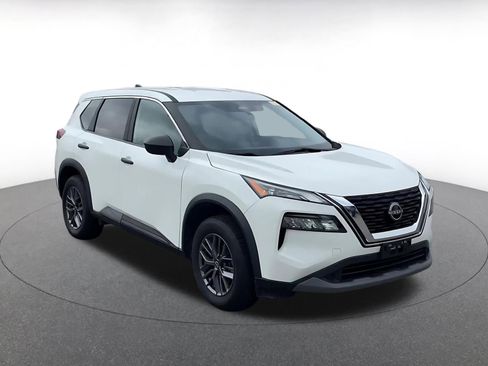 Used 2023 Nissan Rogue S image 2