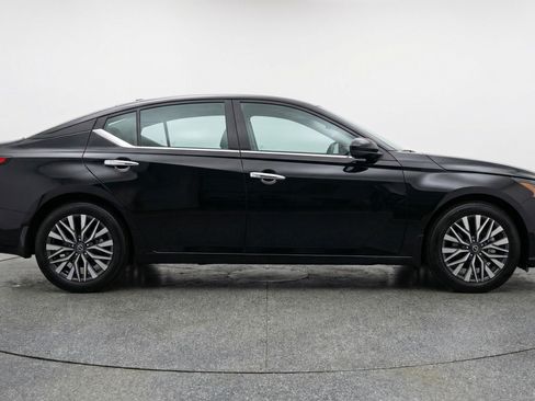 Used 2025 Nissan Altima 2.5 SV image 11