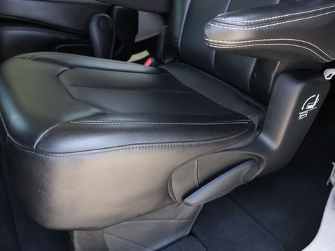 Used 2023 Chrysler Pacifica Touring-L FWD image 24