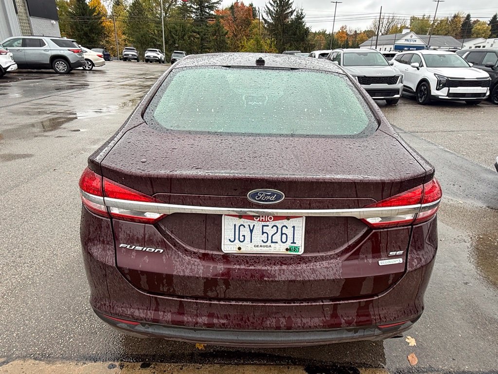 Used 2018 Ford Fusion SE w/ Fusion SE Technology Package FWD image 2