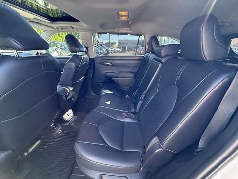 Used 2022 Toyota Highlander XLE image 24