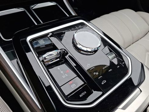 Used 2023 BMW 760i xDrive image 15