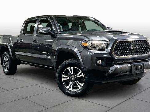 Used 2018 Toyota Tacoma TRD Sport w/ Technology Package image 2