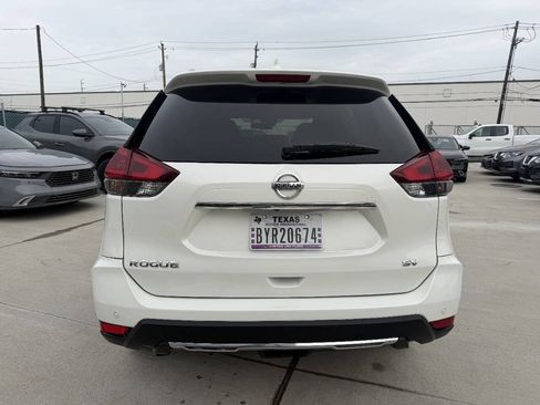Used 2019 Nissan Rogue SV w/ Premium Package FWD image 4