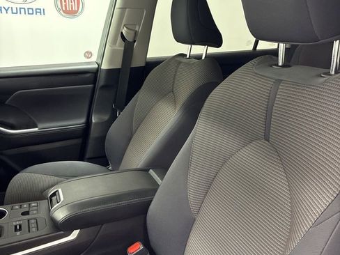 Used 2024 Toyota Highlander LE image 10