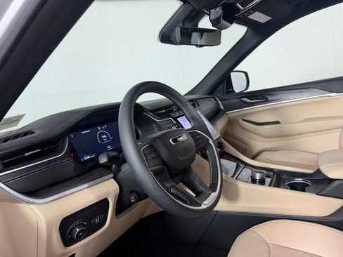 Certified 2025 Jeep Grand Cherokee Limited w/ Luxury Tech Group II RWD image 21